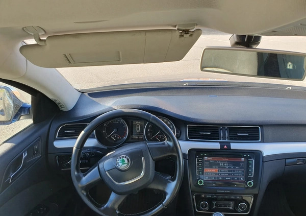 Skoda Superb cena 22900 przebieg: 205000, rok produkcji 2010 z Rumia małe 29